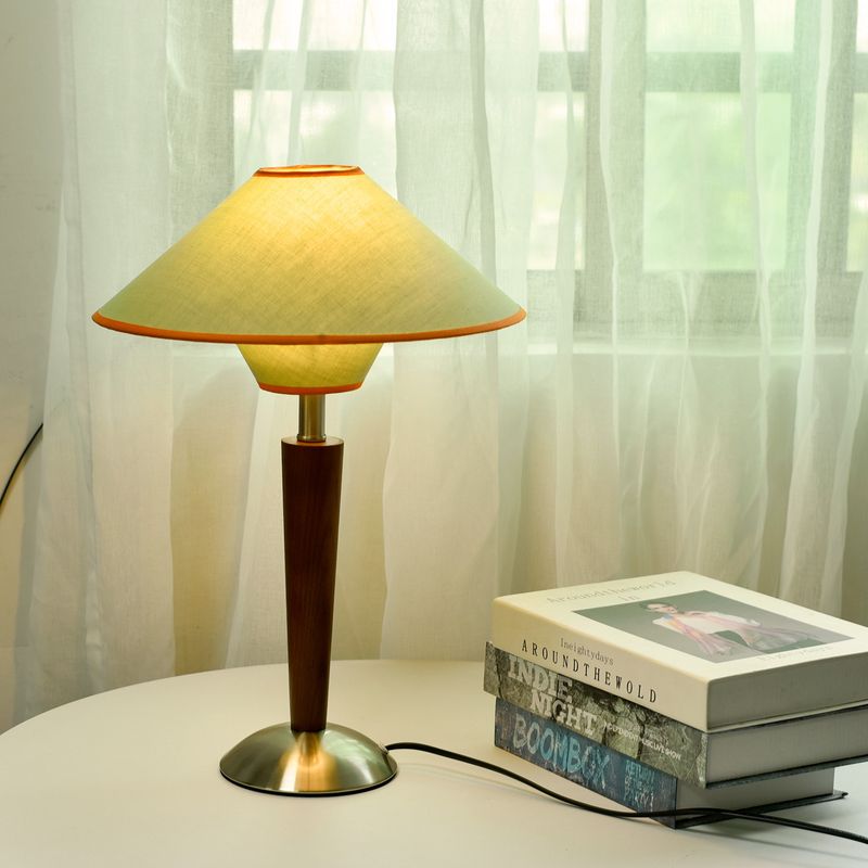 Decoração de quarto de alta qualidade vintage dos anos 1960, mesa de estudo estilo americano, madeira maciça, luminária de cabeceira com atmosfera simples_voghion.com