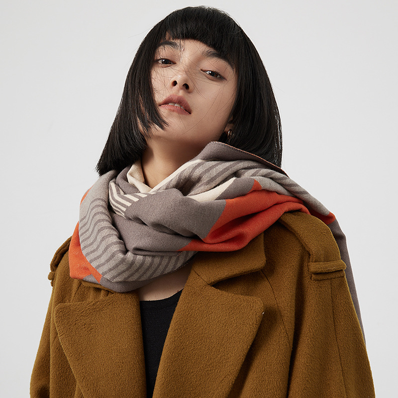 Designmodelle Trendiger Retro-Literatur-Dickenabschnitt für kalte, warme Herbst- und Wintermode 2023 außerhalb des Schals aus gesponnenem Kaschmir_voghion.com