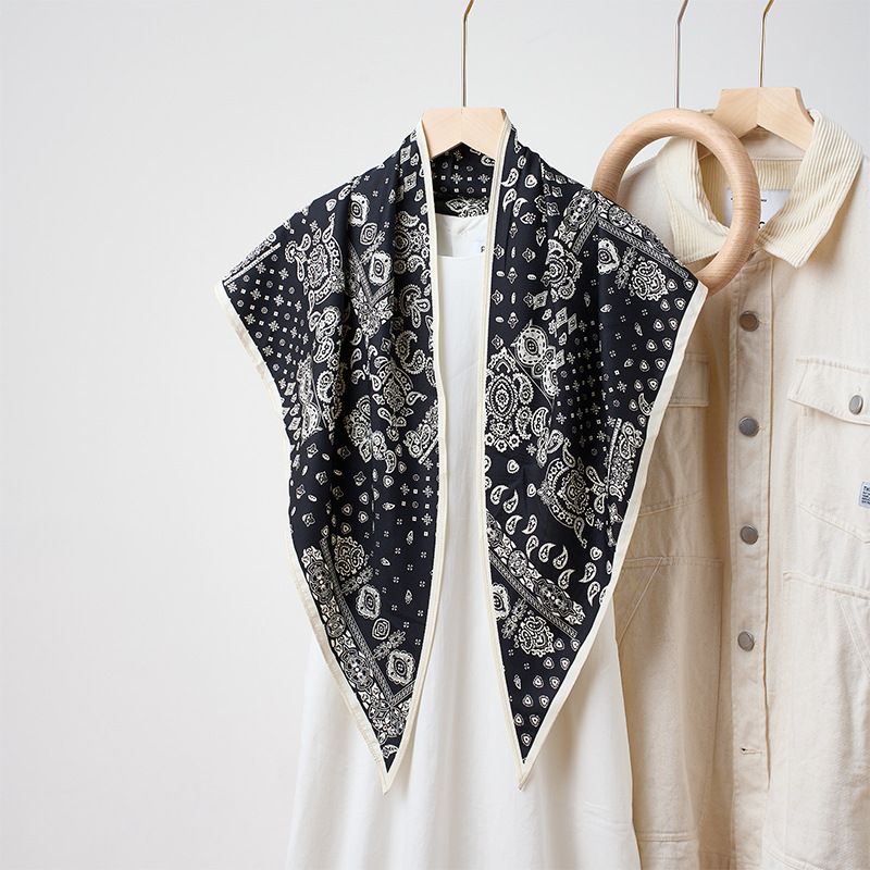 Foulard triangle en soie imprimé cajou pour femme, style sergé, ambiance estivale_voghion.com