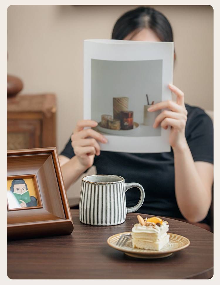Taza artesanal con variación de esmaltado y textura en relieve - Taza de café de cerámica nórdica con tapa y cuchara, capacidad de 450 ml, diseño retro para hombre_voghion.com