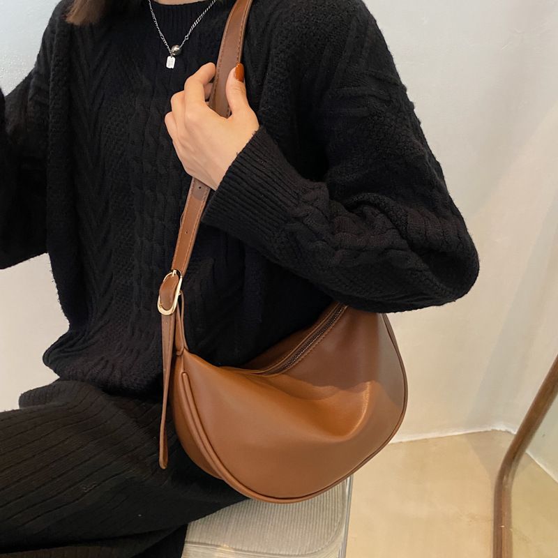 Nuova forma a mezzaluna con design di nicchia per borse 2024 nuova borsa a tracolla coreana casual alla moda da donna_voghion.com