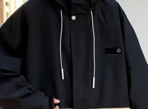 Wasserdichte Windjacke für Herren – Leichter Outdoor-Mantel mit Kapuze für Wandern & Streetwear (Schwarz/Beige)_voghion.com