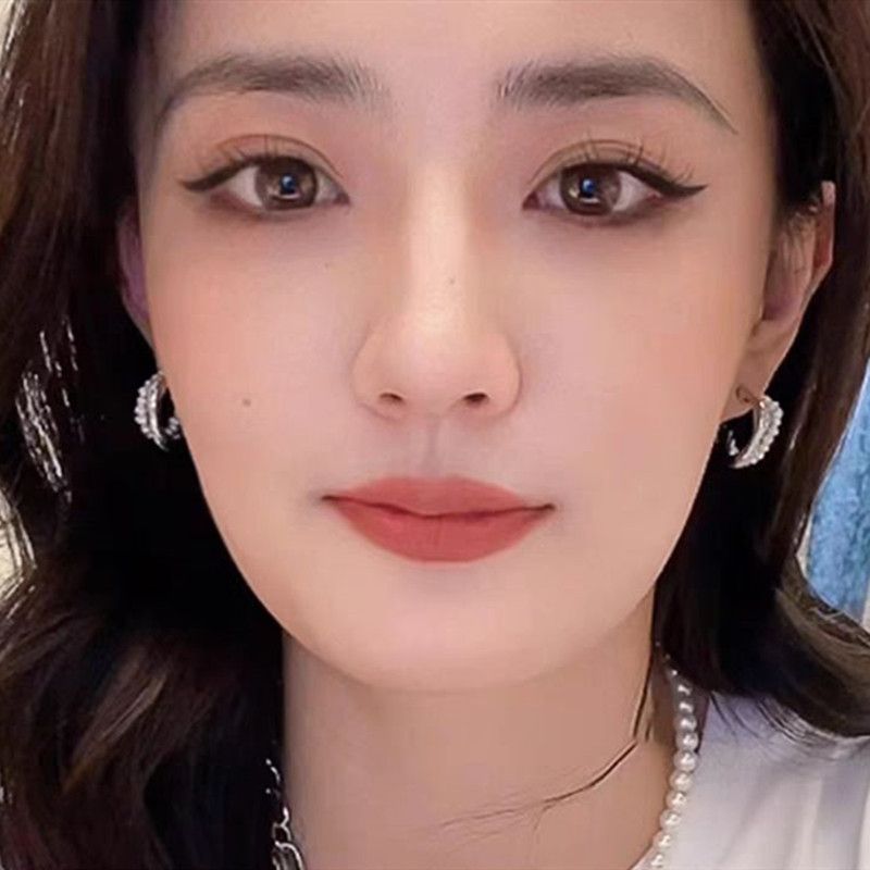 Damenschmuck – Elegante Creolen mit Barockperlen und Doppel-C in Silberton, minimalistisches, schickes Design mit natürlichen Saatperlen und Doppel-C-Creolen_voghion.com