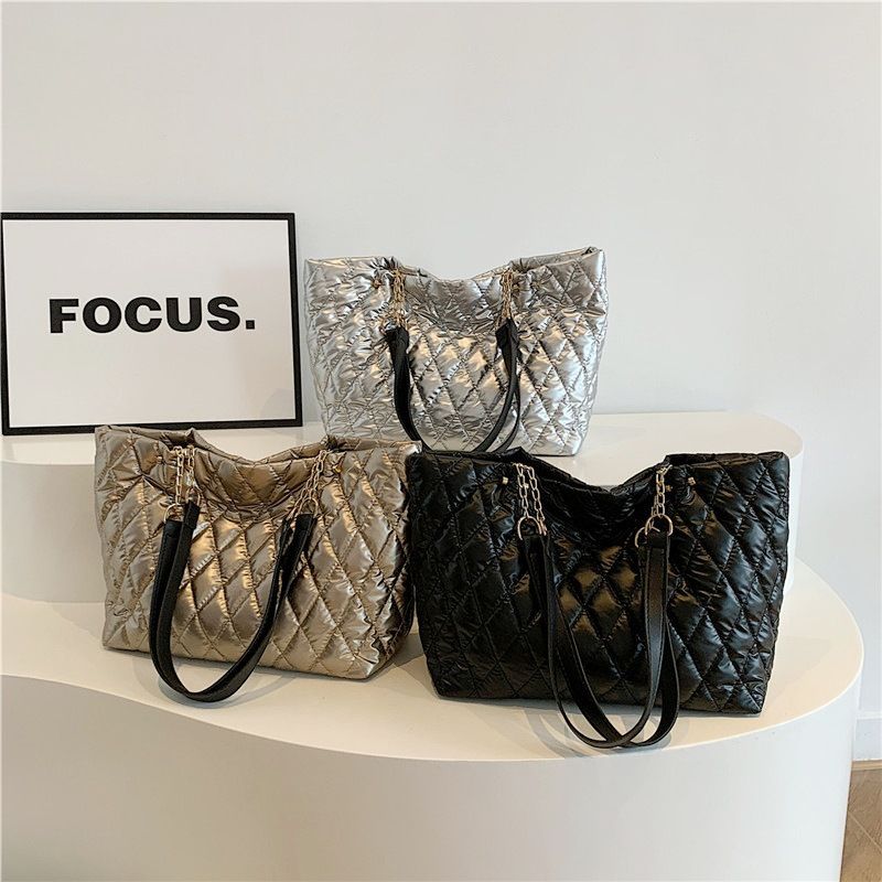 Light luxury large capacity tote bag for women 2024 summer new diamond grid chain shoulder bag, fashionable and trendy_voghion.com