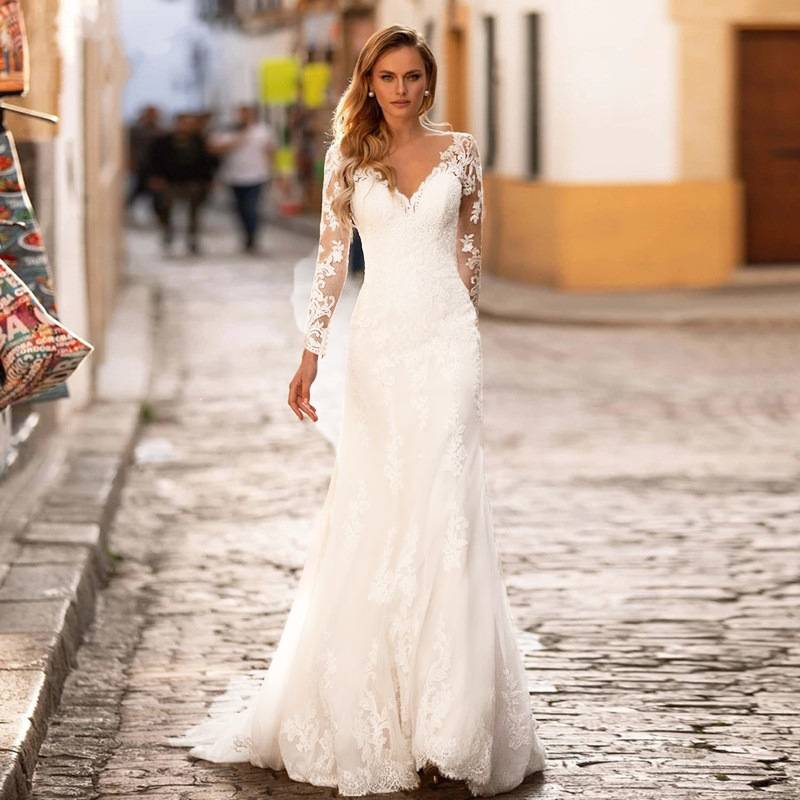 Elegantes langärmliges Brautkleid mit tiefem V-Ausschnitt und tiefem Rückenausschnitt, weiche Spitze und Chiffon, schlanke A-Linien-Silhouette mit kleiner Schleppe_voghion.com