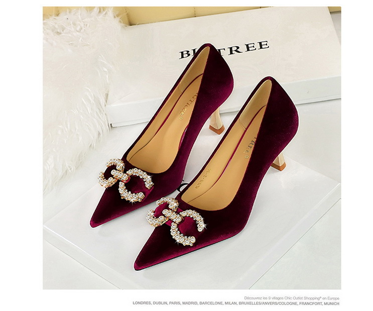 1818-K79 Scarpe col tacco alto da banchetto Edizione coreana Donna Xishi Pelle scamosciata Bocca bassa Punta in metallo Perla Fibbia con diamante d'acqua_voghion.com