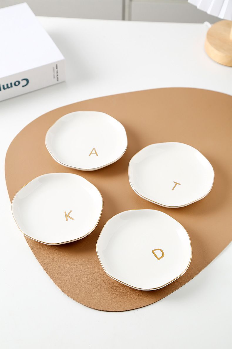 Bandeja de cerámica personalizada para joyas: iniciales grabadas en un plato irregular para anillos y collares (¡un regalo elegante!)_voghion.com
