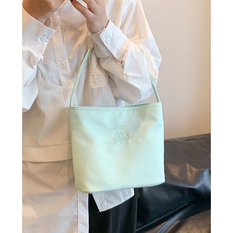 FOUR ONE Borsa a tracolla semplice casual da pendolare, borsa a secchiello in nylon ricamata con lettere di nicchia coreane_voghion.com
