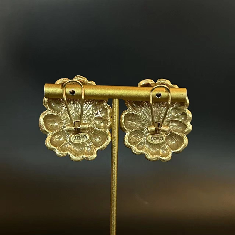 Medieval electroplated double layer to do old gold madge flower set diamond ear clap retro relief black glass ear stud_voghion.com