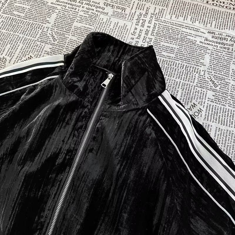 Ropa para hombre Otoño Guapo Suéter de rayas de terciopelo dorado de alta gama Traje deportivo informal de dos piezas para pareja para hombre_voghion.com