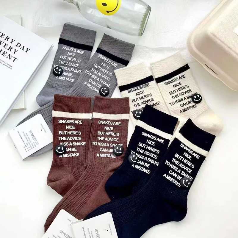 Trendy Personaliséiert Sportstrëmp Honnerte vu Männer a Fraen Buschtawen Déck Anti-Keelt Antibakteriell Waarm Hierscht a Wanter 2023 Kottengsocken_voghion.com