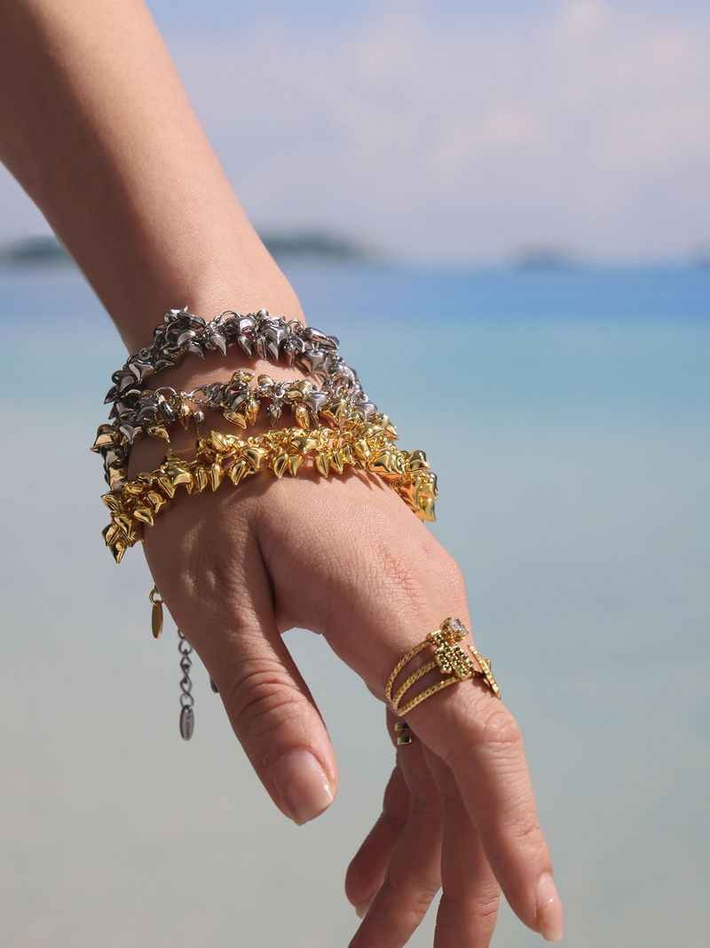 Bracciale da donna con ciondolo a forma di cuore geometrico minimalista in acciaio inossidabile placcato sottovuoto, pezzo trendy da indossare ogni giorno._voghion.com