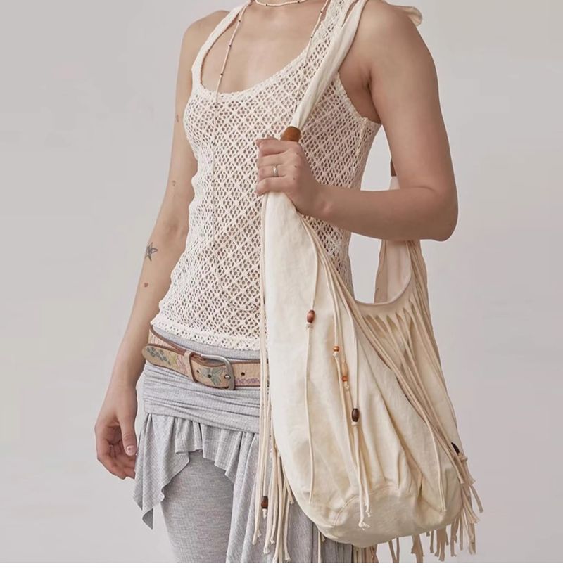 Uma bolsa tote com franjas em estilo boêmio, de designer coreano, especialmente projetada para mulheres, é uma nova bolsa transversal de ombro único para o outono/inverno de 2025._voghion.com