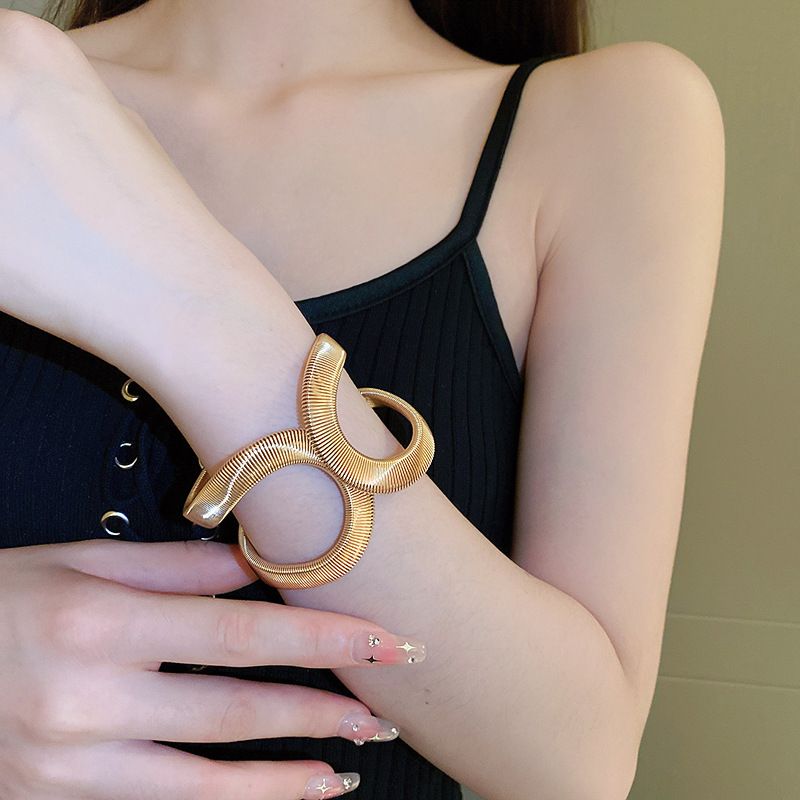 Individualized Cool Style Exaggerated Temperament Snake Shaped Interlaced Opening Bracelet Small And High Grade_voghion.com