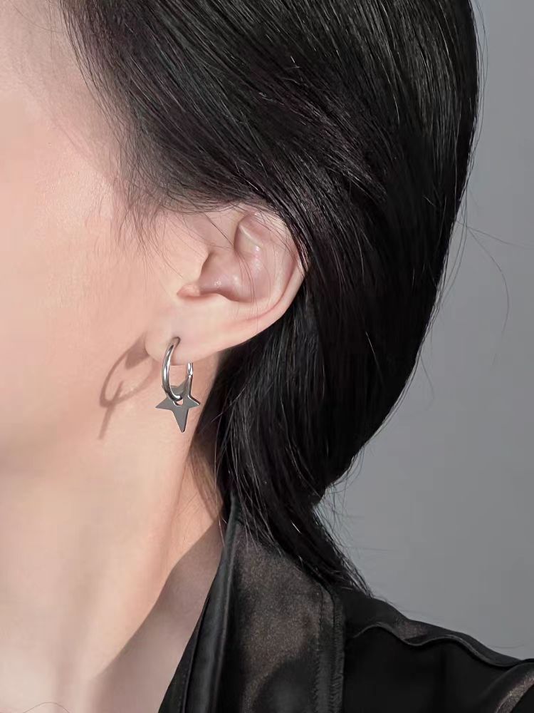 Nuovi orecchini in acciaio al titanio con stella a cinque punte in oro e argento, alla moda e versatili, stile freddo, orecchini con personalità da uomo e da donna, clip per le orecchie_voghion.com