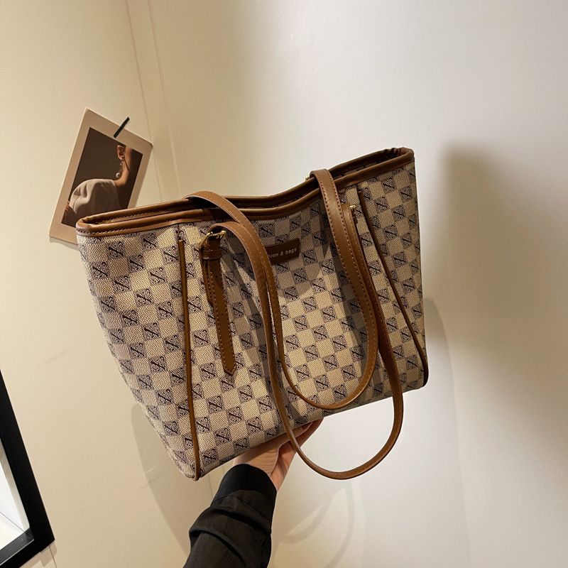 European and American Popular Bag 2024 New Printed Tote Bag Shopping Bag Large Capacity Versatile Retro One Shoulder Crossbody Bag_voghion.com