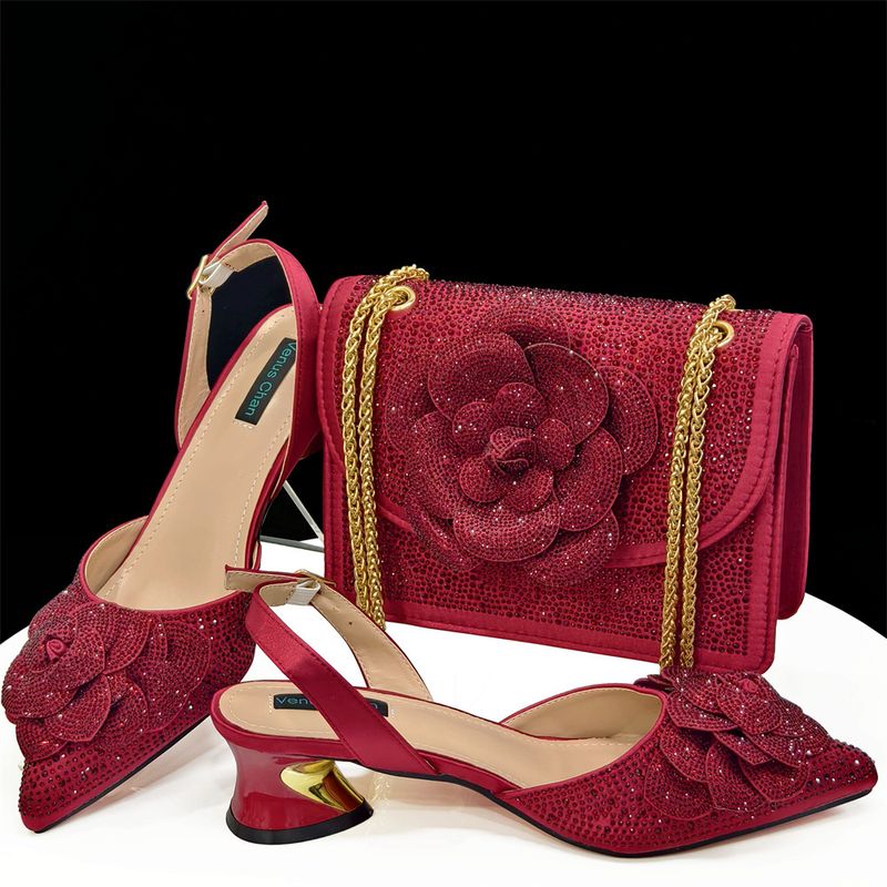 Schwarz+Goldene spitze High Heels gepaart mit quadratischen Schultern und floralem Dekorations-Schuhtaschen-Set für Damen_voghion.com