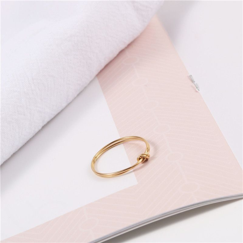 Anello da donna placcato oro 18 carati con nodo, design geometrico minimalista, fascia impilabile, misure 6-8_voghion.com