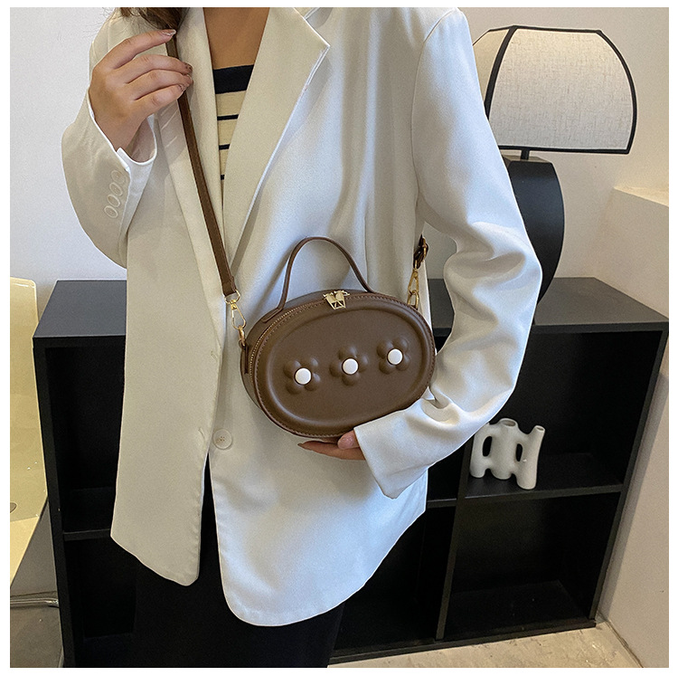 Fresh Trendy Casual Commuter Messenger Bag 2023 Spring New Niche Design fashion simple shoulder bag female bag_voghion.com