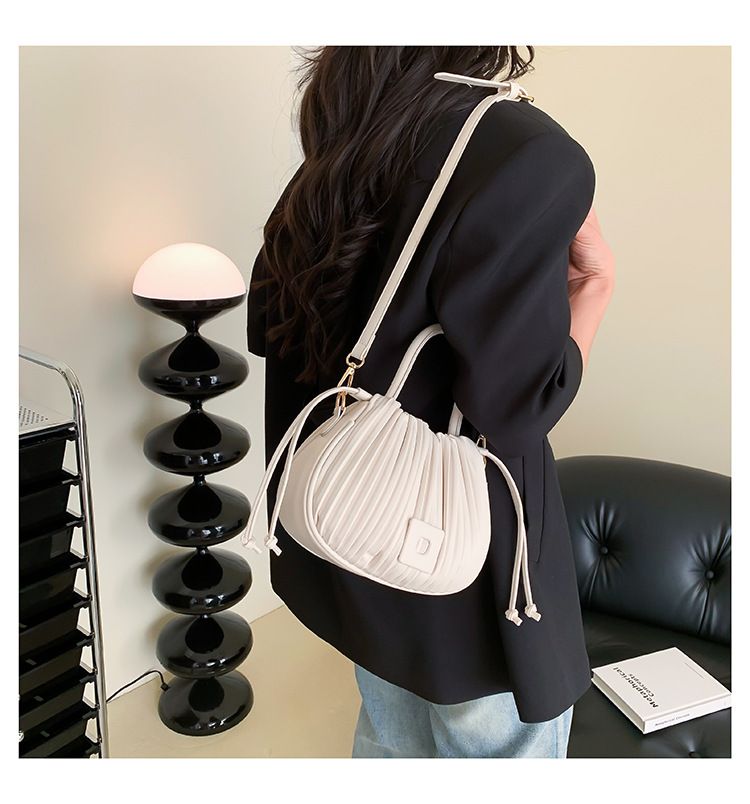 Borsa a tracolla minimalista in tinta unita con tracolla increspata, borsa dal design con coulisse_voghion.com