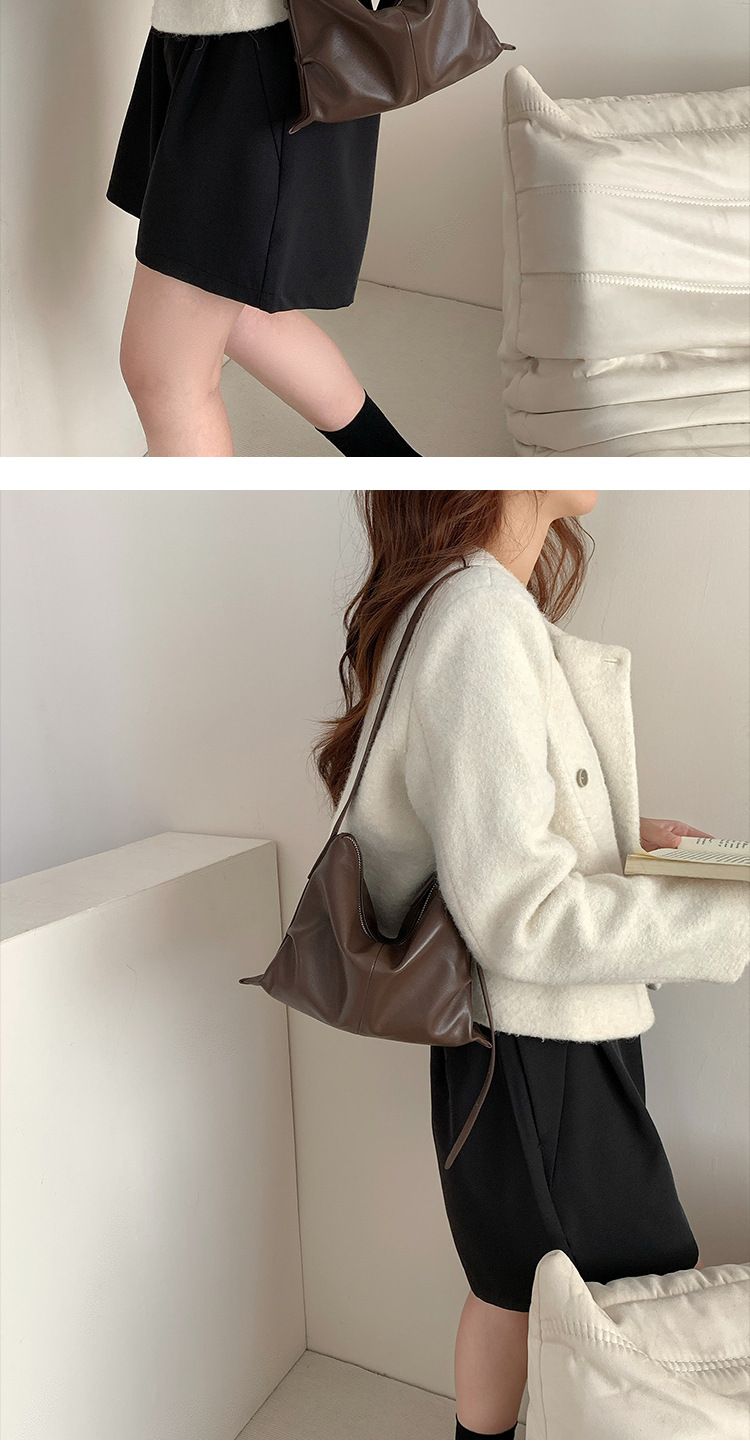 Borsa a tracolla in vera pelle di nicchia da donna, in montone conciato al vegetale, con tracolla singola, modello hobo sottobraccio, 2024_voghion.com