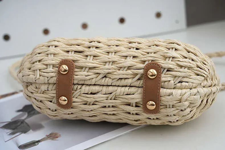 Schlichte, sommerliche Schutzhülle aus Stroh für Urlaub und Freizeit – lässige Umhängetasche aus hochwertigem Material_voghion.com