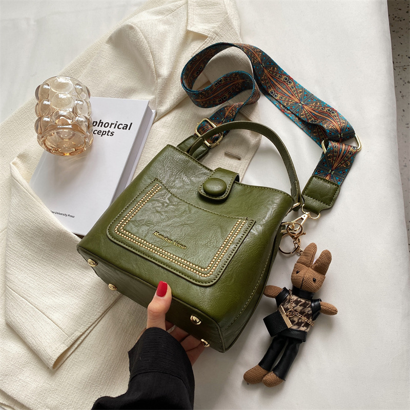 Borsa a secchiello versatile con tracolla larga e tracolla a catena, nuova tendenza per l'estate 2025 da donna._voghion.com