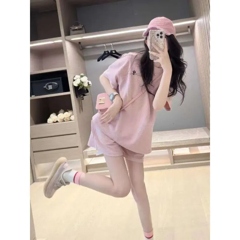 Completo estivo rosa luminoso per donna, pantaloncini larghi alla moda coreana a maniche corte, completo sportivo casual giovanile in due pezzi_voghion.com
