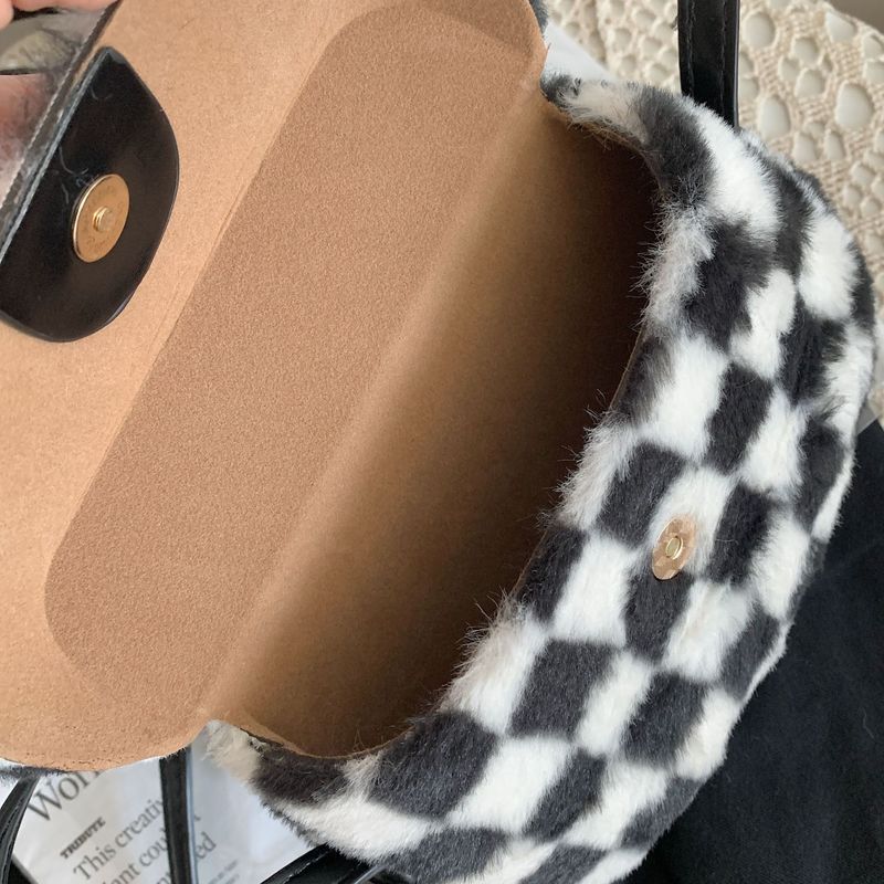 Kadın sonbahar kış yeni moda niş peluş eyer çantası, siyah ve beyaz kareli basit tek omuz çapraz çanta_voghion.com