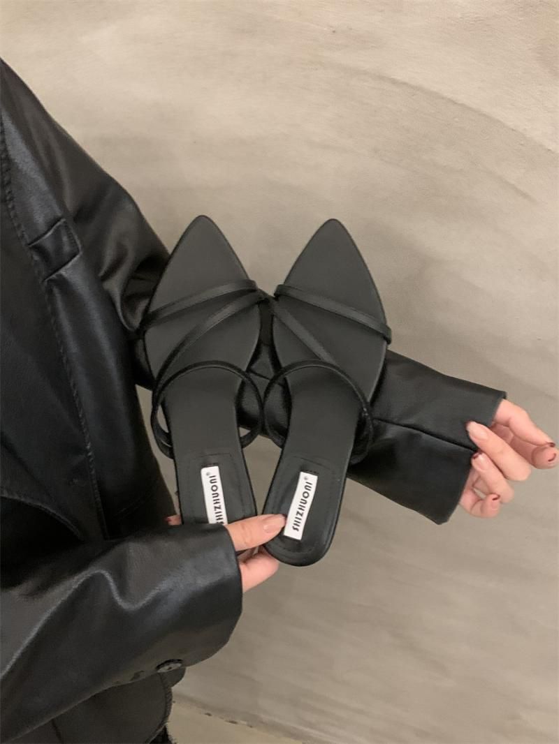Sandali neri a nicchia piccoli per abbigliamento da esterno da donna, estate 2025, nuovi sandali con cinturino sottile, fondo piatto e punta in stile francese_voghion.com