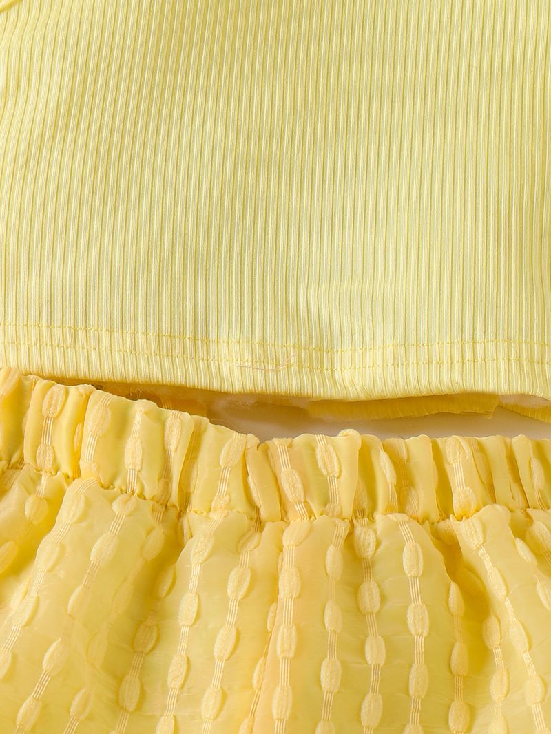 "Completo composto da maglietta gialla, gilet e pantaloncini per bambine dai 2 ai 7 anni - Completo in morbido cotone composto da 3 pezzi con eleganti stratificazioni"_voghion.com