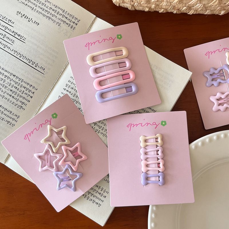Nuovo set da 4 pezzi di accessori per capelli con frangia a forma di cuore, stella, fiocco e orsetto, in crema e rosa, 2025_voghion.com