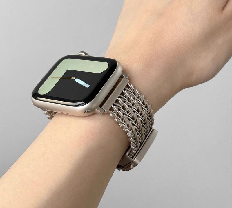 The New Magnetic Clasp Is Compatible With The Apple IWatch Model S10 Strap And Is Made Of Stainless Steel._voghion.com