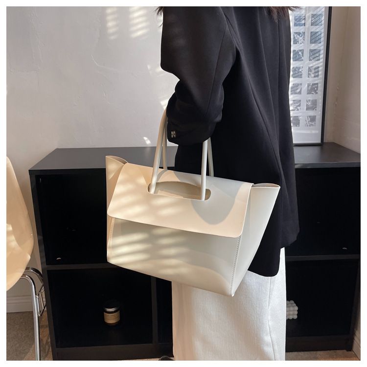 Große 2025S Designer High-End Big Bag Damentasche Neue trendige koreanische Version der Handtasche mit großer Kapazität Retro Pendlertasche Messenger Bag_voghion.com