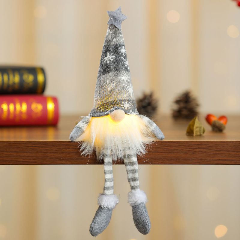 Adorno navideño de peluche con forma de estrella y copo de nieve a rayas LED, color rojo, verde y gris, sentado y con patas largas._voghion.com