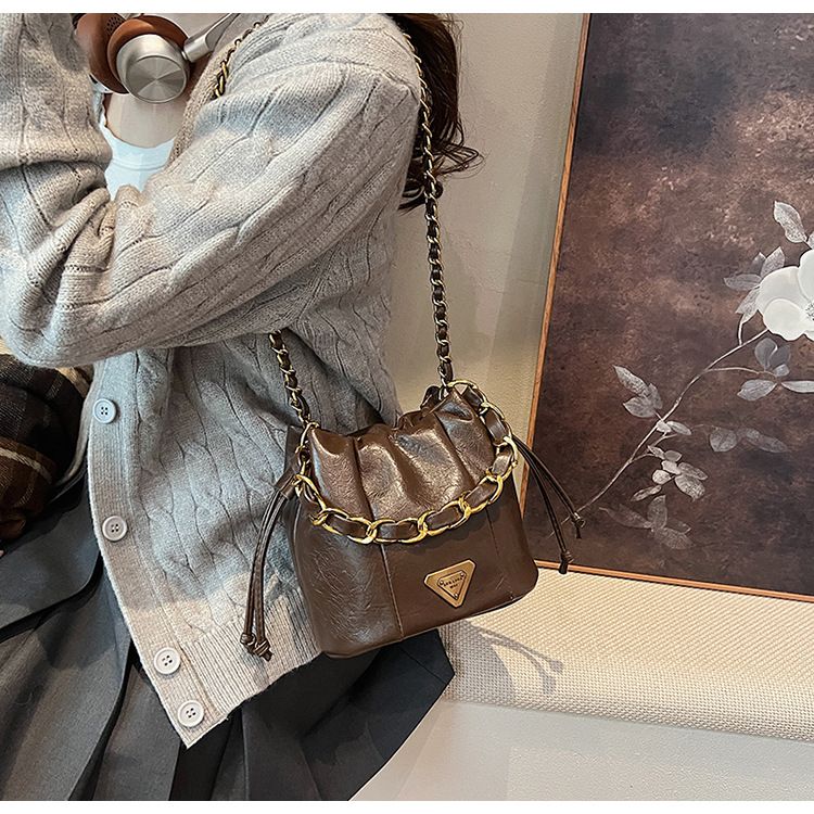 Soft leather pleated bucket bag, women's light luxury bags with a stylish and niche high-end texture, chain shoulder_voghion.com