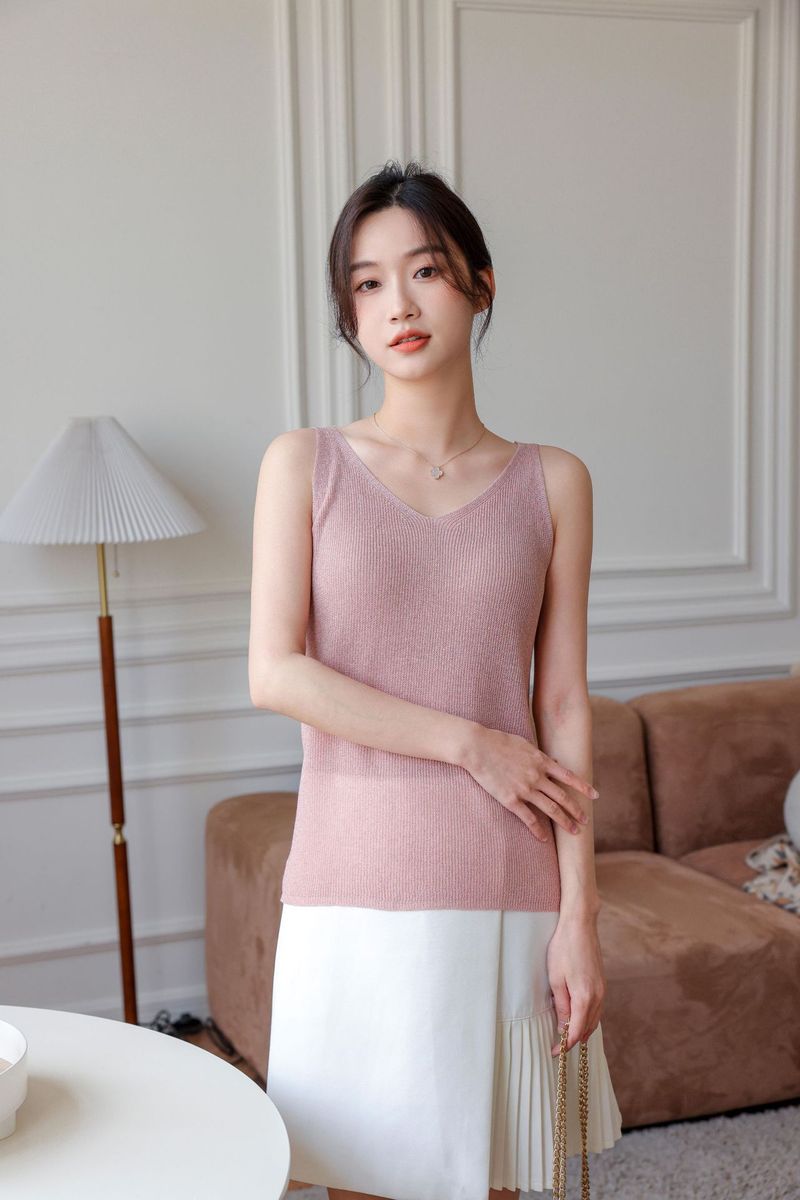 Colete feminino com alças para primavera e verão, combinado com uma camiseta brilhante e uma blusa justa e sexy de malha de seda gelada com decote em V para o verão_voghion.com