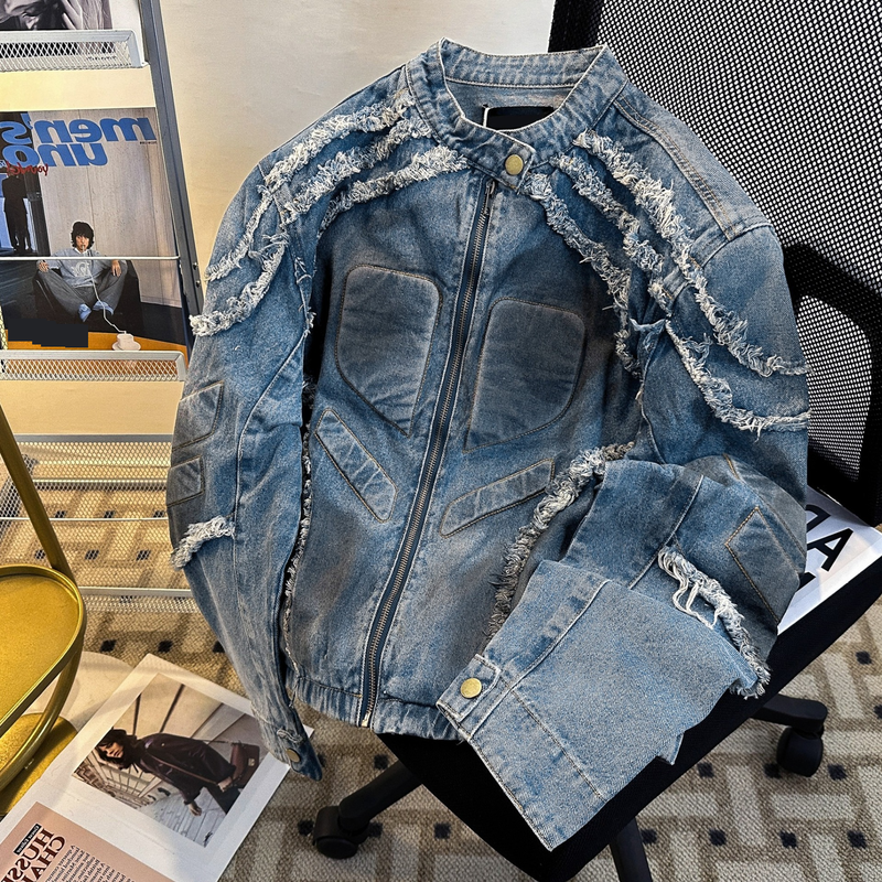 Herrenbekleidung: Amerikanische, strapazierfähige, kurze Jacke mit geprägten Schulterpolstern, robuste, im Retro-Stil gehaltene Denim-Reitjacke mit Stehkragen und rohen Kanten_voghion.com
