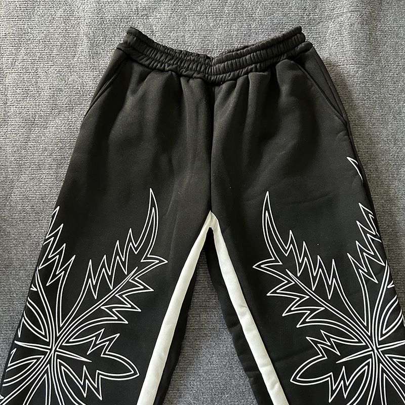„Streetwear-Jogginghose mit tiefem Schritt – Digital bedruckte Jogginghose mit Kordelzug im Bund (Polyester-Spandex, gestapelte Silhouette, Unisex-Graffiti-Stil)“_voghion.com