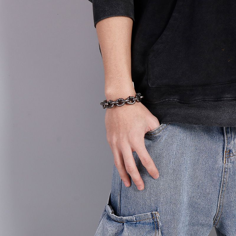 Herren-Punk-Armband aus Edelstahl mit quadratischen Nieten – Ausgefallenes geometrisches Design für trendige Modeaccessoires_voghion.com