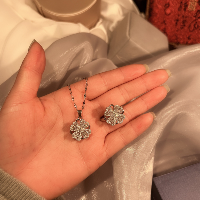 Rotatable Light Luxury High-end Full Diamond Flower Open Fashion Personality Rotating Niche Design Ring_voghion.com