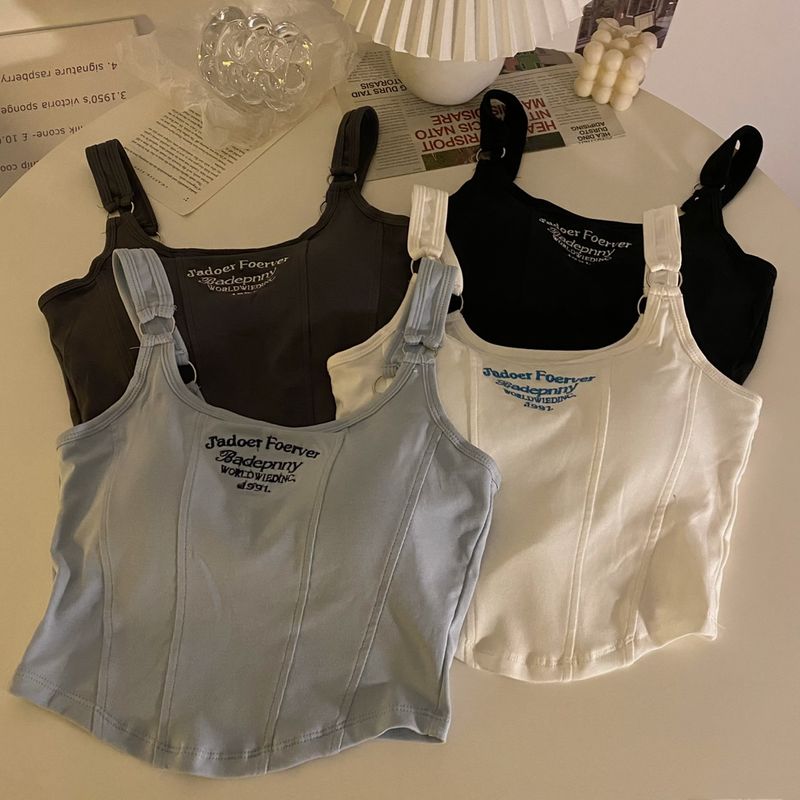 Kuuma tüdruku kevadsärgi tikitud kirjaga kitsas lõige ja rinnahoidjaga ülaosa_voghion.com