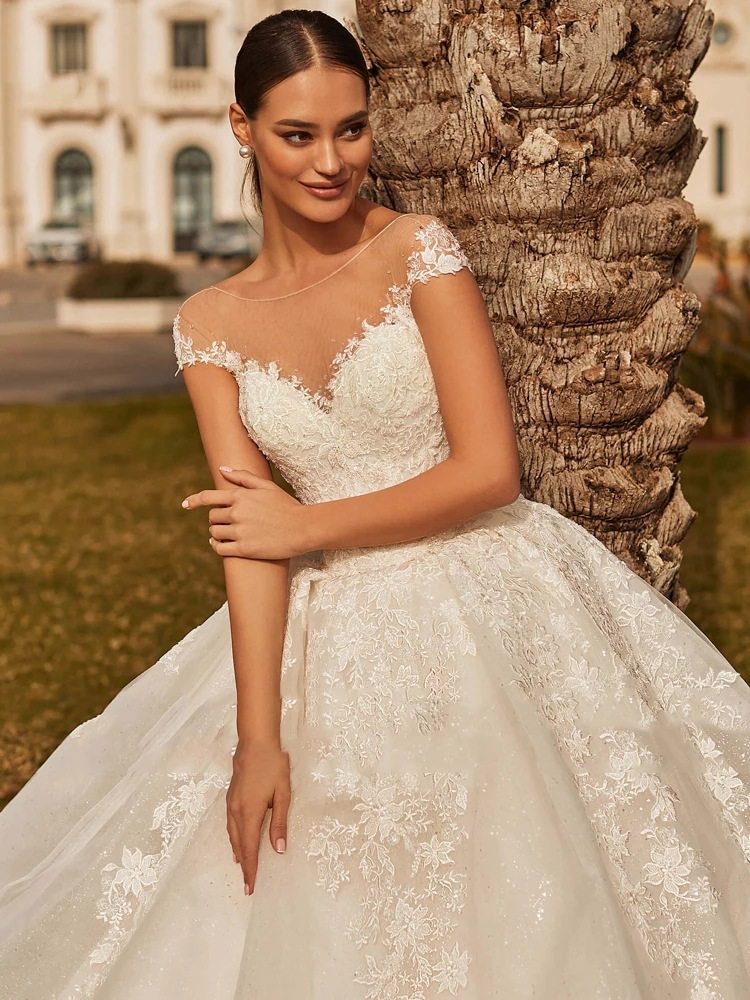 Kvinders brudekjole får bruden til at se slank, slank og elegant ud._voghion.com