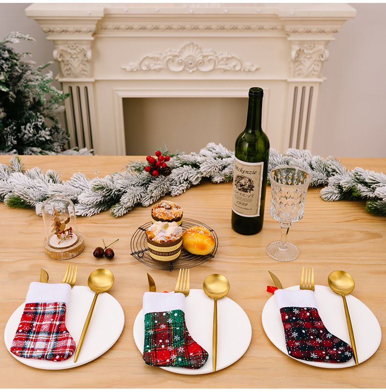 Juego de cuchillo y tenedor con copos de nieve y decoración navideña Calcetines pequeños navideños Bolsa de regalo con calcetines navideños pequeños_voghion.com