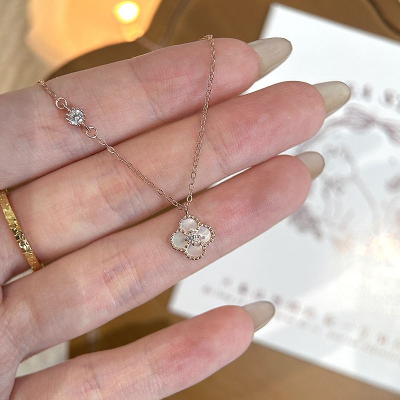 Collana con quadrifoglio in madreperla per donna, alla moda, leggera, di lusso, color champagne, con catena a clavicola, colore foresta_voghion.com