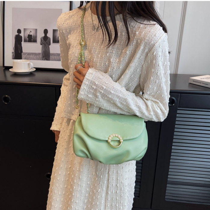 Cloud Bag High-end Diagonal Bag Dam Axelväska Nisch Design Plisserad Enfärgad kedja 2023 sommar ny stil_voghion.com