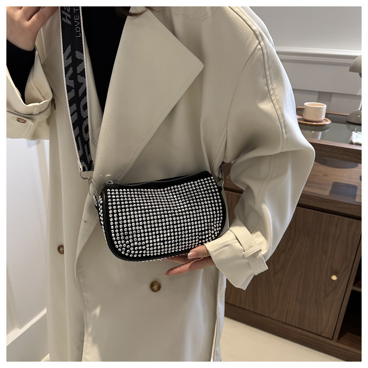 Donna alla moda con semplici strass intarsiati, borsa a tracolla alla moda a spalla singola, borsa di tendenza da discoteca,_voghion.com