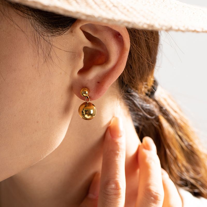 Orecchini lunghi versatili alla moda in stile Instagram con pendente a sfera in acciaio inossidabile oro 16k_voghion.com