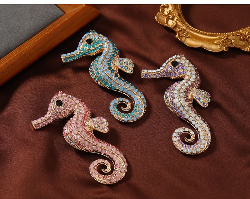 Herbst und Winter süße Strass Seepferdchen Brosche kreative Marine Leben Kleidung Pin Cartoon Dual-Use-Accessoire_voghion.com