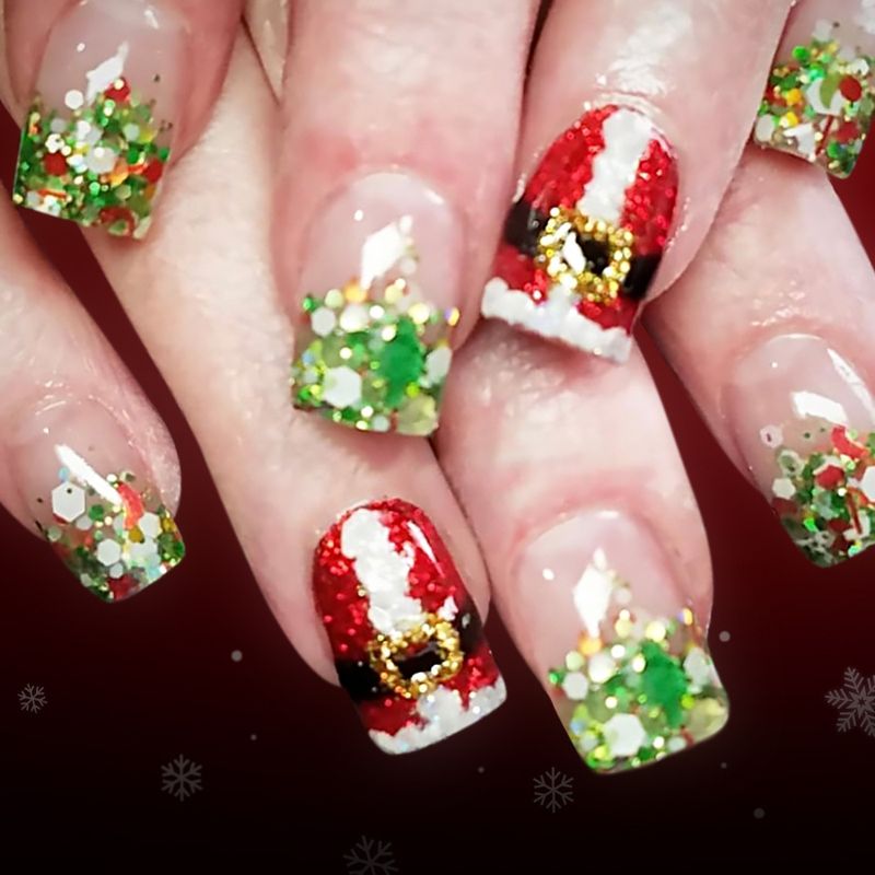 Ongles courts, brillants et carrés, style dégradé, paillettes vertes, motif Père Noël, collection Noël 2025._voghion.com